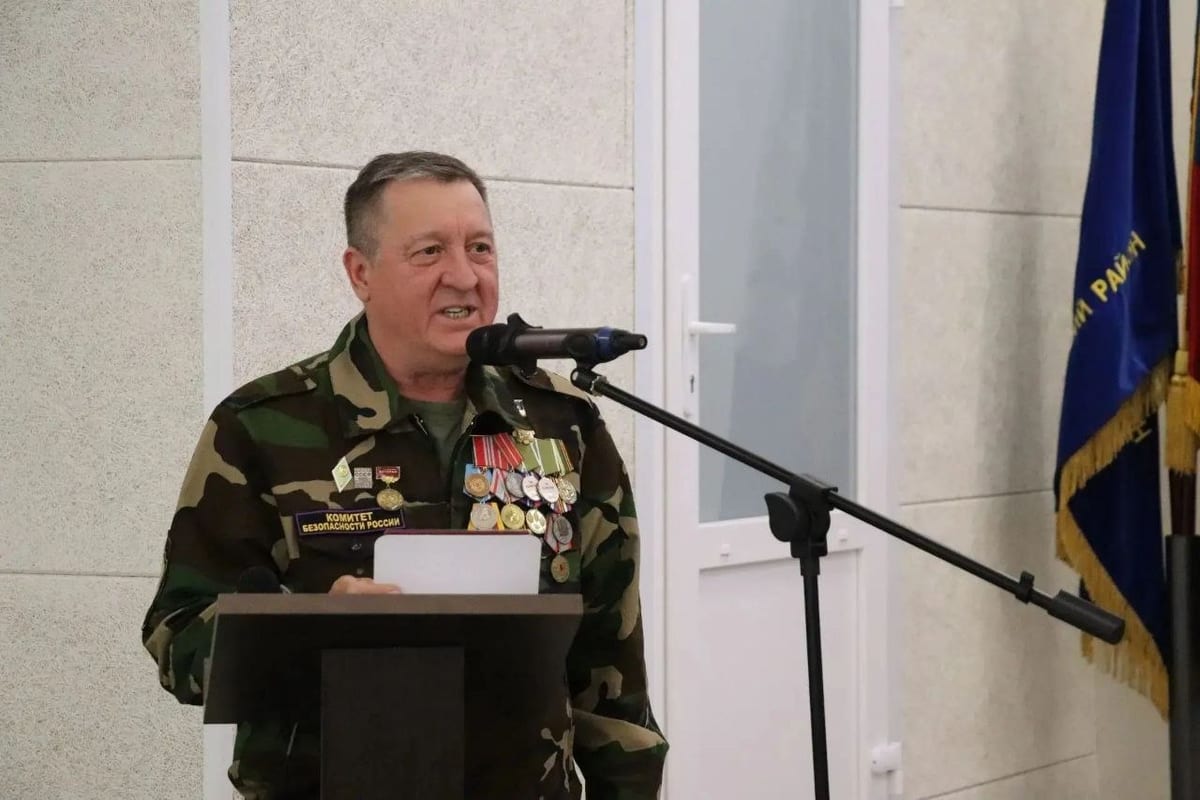 Юрий Николаевич Хлыбов выступает с трибуны