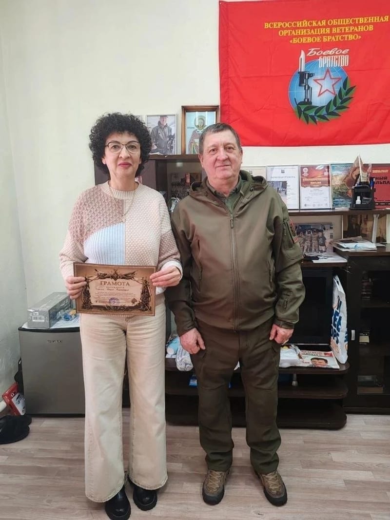 Елена Анатольевна Чадюк с грамотой рядом с руководителем центра
