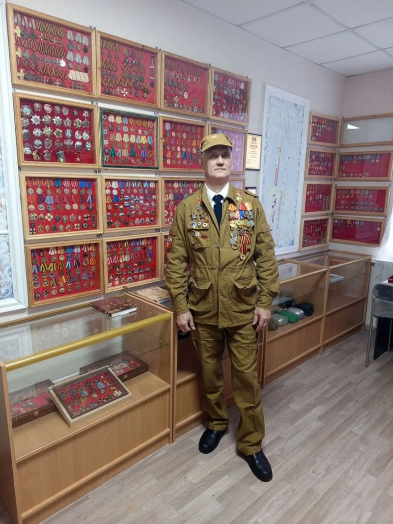 Александр Сергеевич Солохин в зале с коллекцией наград